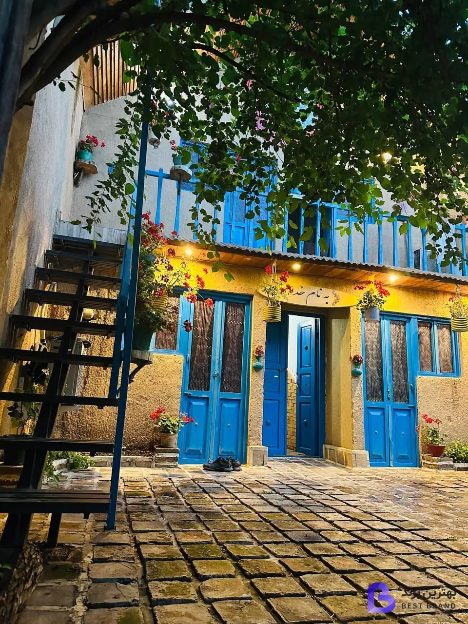 تصویر کافه و خونه باغ سینا